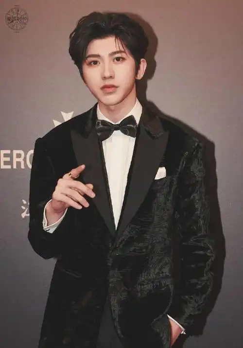 蔡徐坤帅照走一波,帅气又阳光的他没有停止努力的步伐,比心