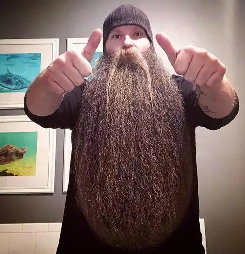 只花了五年时间留下「2.5英尺长胡须」吸引全世界的关注.拿下排名第2