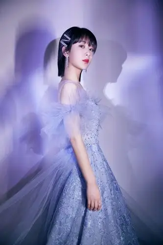 杨紫东方卫视跨年造型曝光!穿雾蓝钻饰长裙像仙女