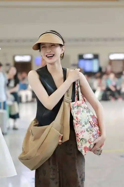 37岁江疏影带火了一种新穿法:皮马甲 大妈裤,时髦显瘦又洋气