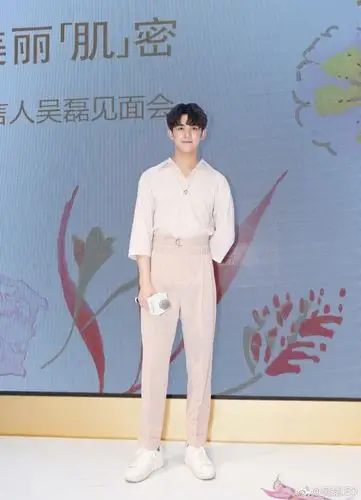 19岁吴磊真会穿了!180身高穿出2米的气场,网友:长腿欧巴!