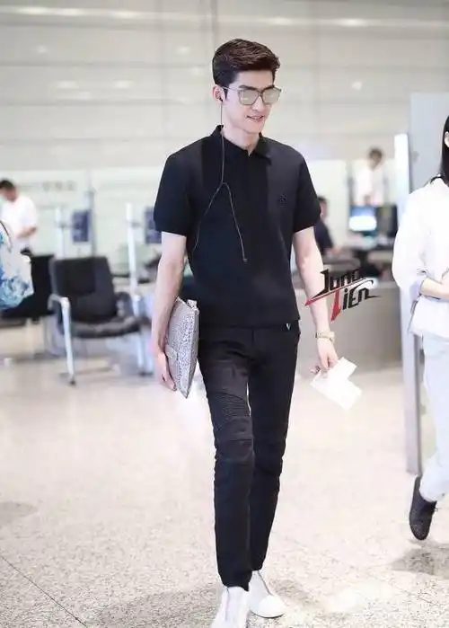 张翰一身黑装look现身机场,帅气十足._旗袍_速递_危情