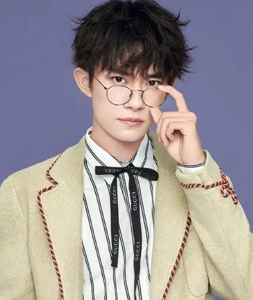 有种诱惑叫易烊千玺戴眼镜看到这正脸照网友直呼国民校草