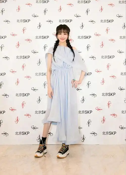 没想到你是这样的郑爽,穿短裙配"透丝",一贯甜美的她也很撩