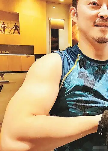 沙溢大秀肌肉求夸奖