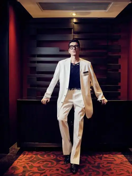 胡兵亮相ss2022上海时装周开幕式中式西装尽显东方韵味