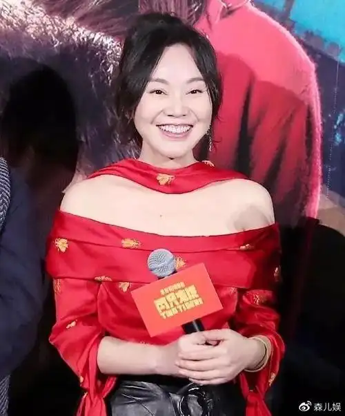 48岁闫妮生图认不出突然爆肥脸肿成发面团肉把眼睛都挤没