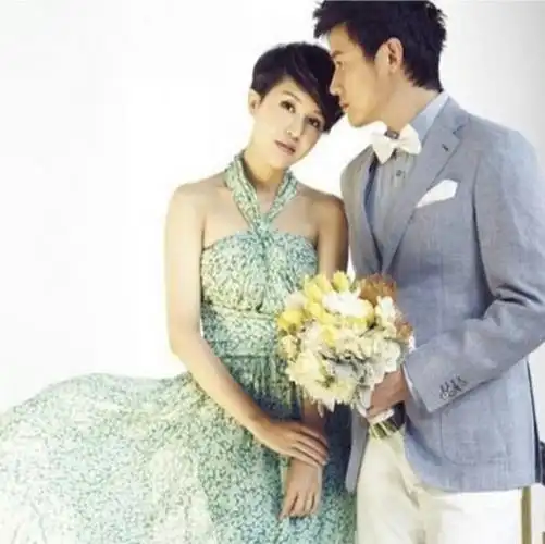 在大学读书的时候,陆毅就对鲍蕾一见钟情了,为了引起鲍蕾的注意,陆毅