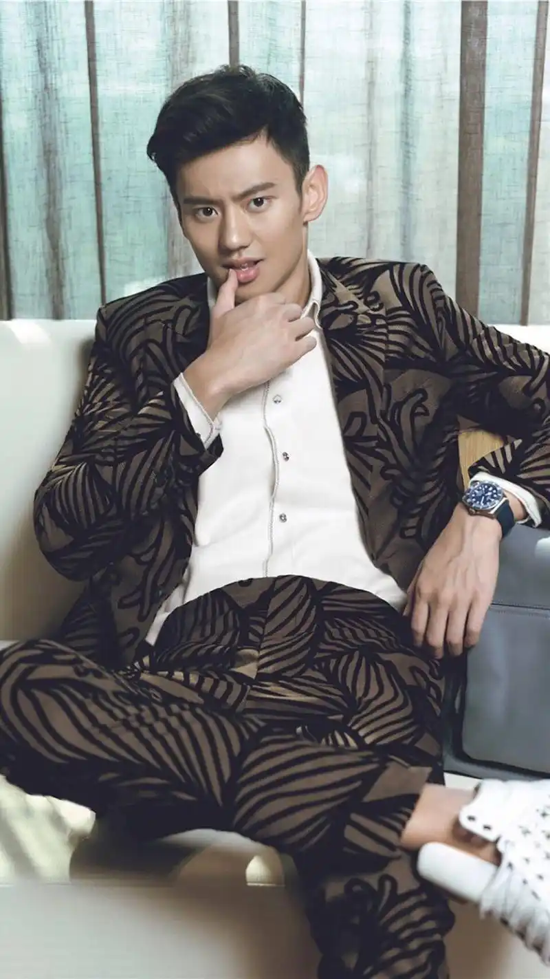 他以不变应万变,用自己的独有的气质完美驾驭各种风格.