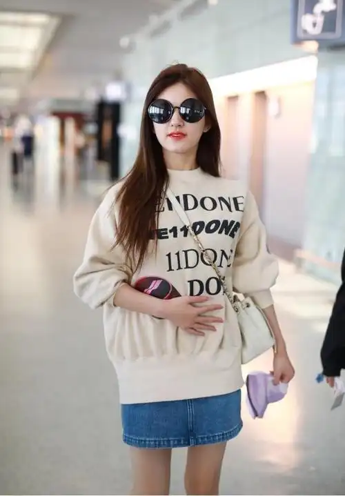 赵露思气质可爱一身学生打扮出门长卫衣看着挺占比例