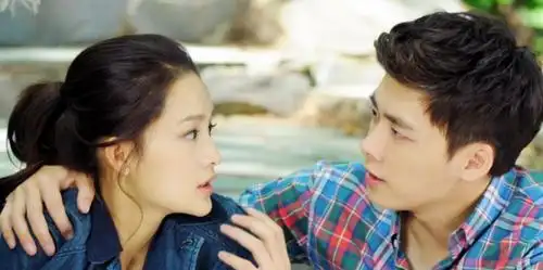 李易峰李沁时隔六年再同框,全程无交流,尴尬气氛挡不住!