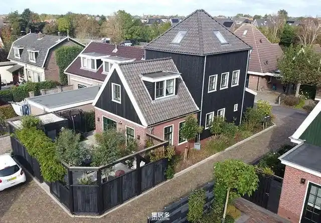 拥有柔和色调的现代内饰的迷人荷兰别墅