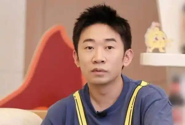 近日,杨迪在个人社交平台上晒出自己主持人资格证,配文表示,功夫不负