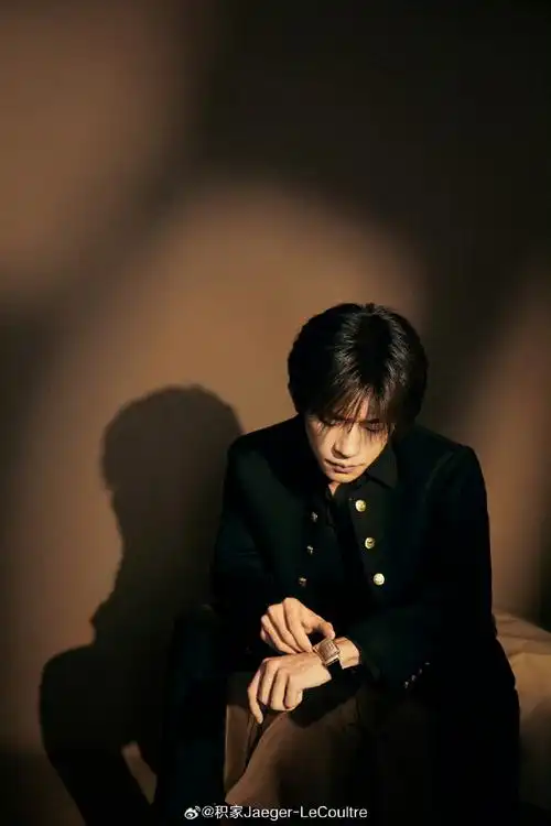 易烊千玺氛围感侧颜