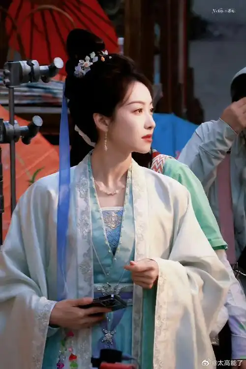 《山河枕》以后,宋茜每天都产了不少古装神图,楚瑜大美女新造型英气