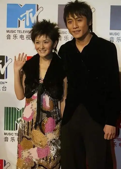 刘烨和谢娜曾经是娱乐圈中备受瞩目的情侣,他们的爱情故事简直就像