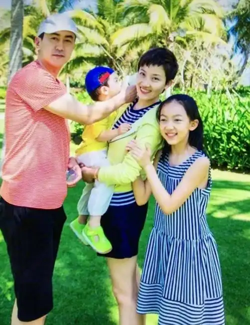 央视主持人郑天亮26岁嫁大6岁鲁健同一屋檐下分居15年