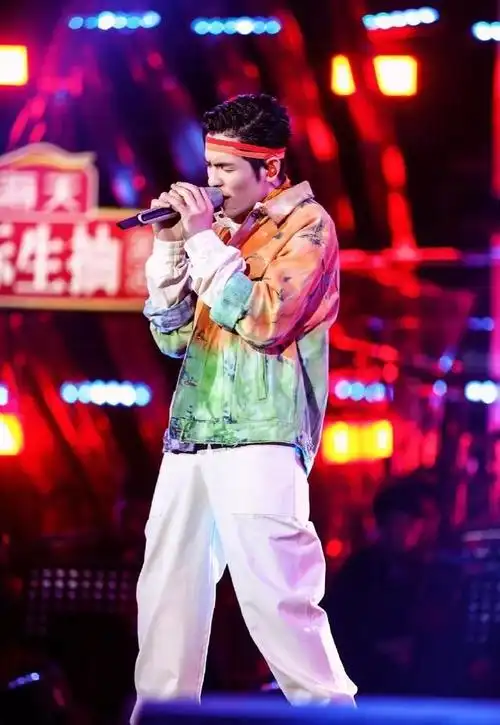 身高171cm的萧敬腾,用牛仔外套打造潮流造型