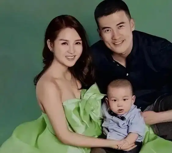 和何洁离婚7年,赫子铭宣布再婚了,现任妻子温柔声音甜美