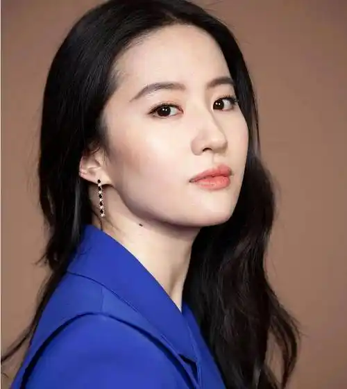 原创刘亦菲个人写真被曝光脸型圆润嘴角暗沉网友老了老了