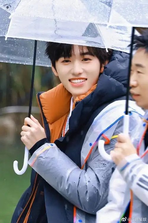 宋亚轩雨衣造型##宋亚轩 治愈笑颜