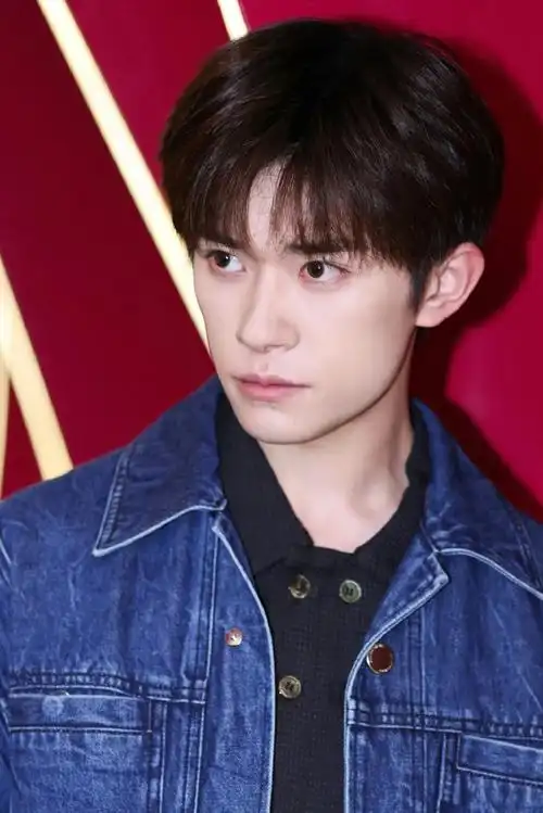 上海杜莎易烊千玺双蜡像