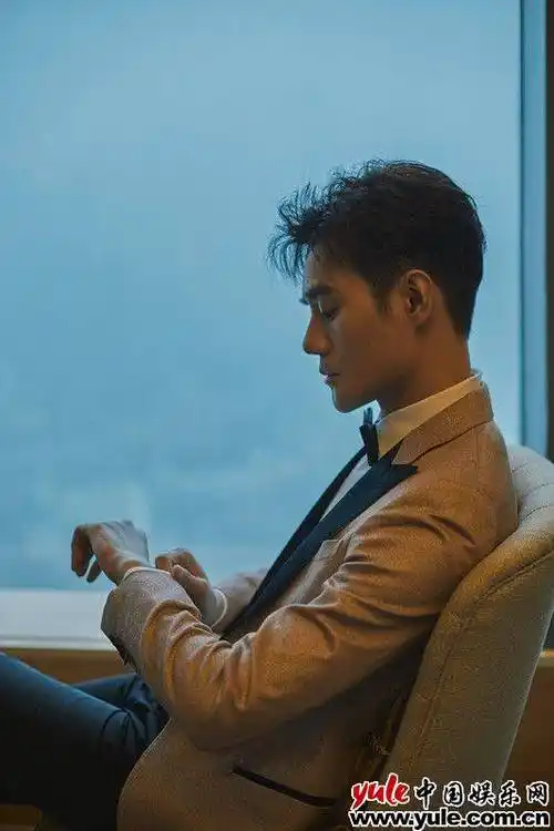 王凯出席2019电视剧品质盛典造型帅气荣获双奖