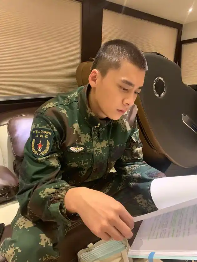 李易峰穿军装专注读剧本寸头出镜被侃早能捕拙