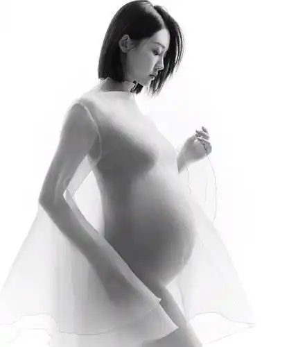 这小脚将会越来越大,逐渐大到像大人的大手一样长,到时再和这张照片做