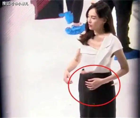 杨幂孕肚,唐嫣孕肚,刘诗诗孕肚,看到她:劈叉小能手