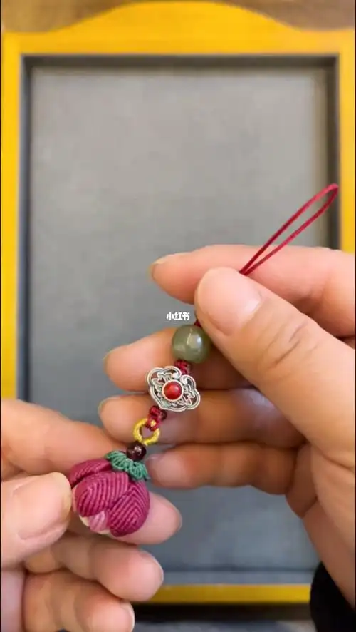 莲花手机链,手都快编废了.一共3层,每一层编5片花瓣,最后再连起来.