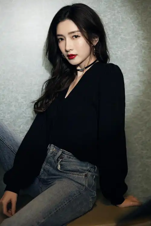 成熟女人江疏影v领针织衫搭牛仔裤优雅性感高级感挡不住