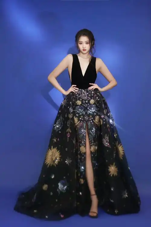 关晓彤开叉刺绣裙##微博视界大会##微博视界大会明星造型