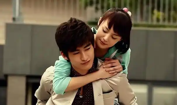 但不知道从什么时候开始,清纯的郑爽在样貌上发生了变化,尤其是鼻子