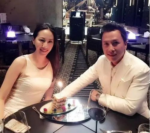 汪诗诗晒出老公甄子丹共进晚餐照:画面温馨幸福