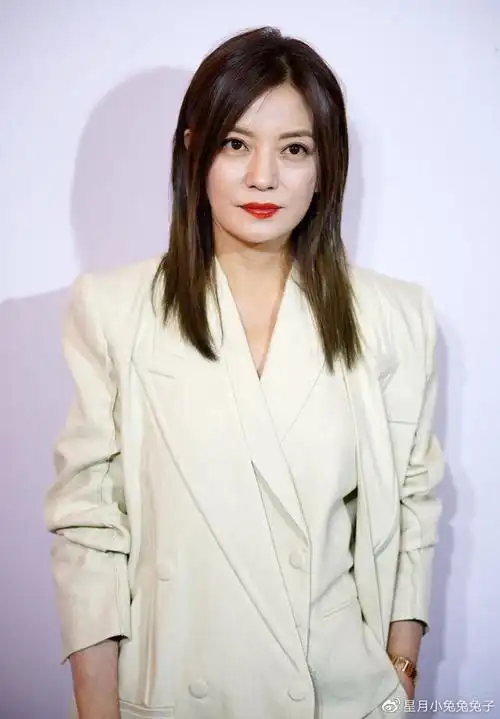 赵薇近照她一出现便成为焦点