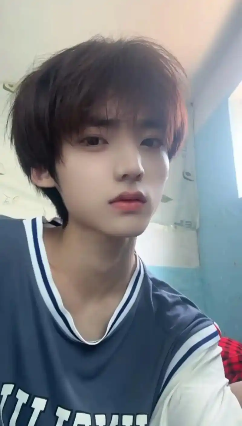 少年感,溢出来了!#男大学生 #男生自拍 #侧颜 - 抖音