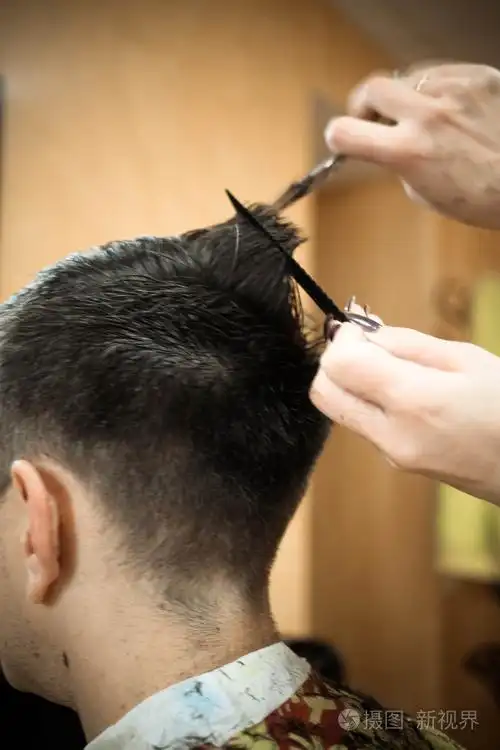 男士发型在理发剪刀