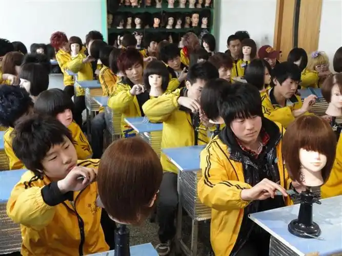 赤峰美容美发学校-赤峰化妆培训学校-赤峰美甲培训-赤峰摄影培训学校