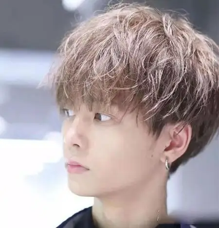 日本男孩喜欢烫头发,所以他们的锅盖头大部分都是有内层的短而贴或者