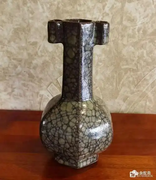 宋-元哥窑青釉八方贯耳瓶