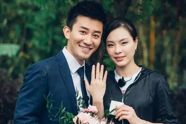 吴敏霞晒全家福丈夫张效诚怀抱女儿画面温馨