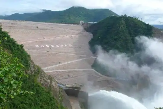 亚洲最高的粘土(掺砾)心墙堆石坝水电站