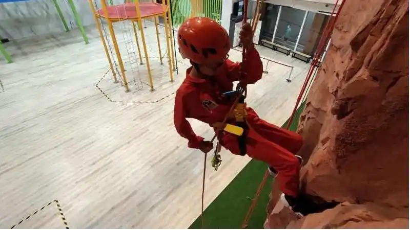 女生喜欢双指探洞吗室内探洞综合攀登飞拉达