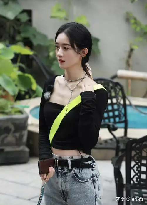 说到赵丽颖的日常穿搭,真的是很值得同款get起来,露腹装也是一个特别