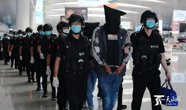 5月11日,乌鲁木齐站,阜康市警方押送犯罪嫌疑人回疆.