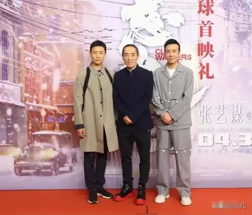 却在高跟鞋的帮助下,张艺谋硬生生跟张译于和伟变成了同一个身高了