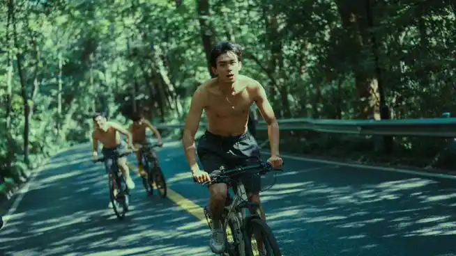 吴磊赤膊骑车剧照##电影草木人间##吴磊野性美