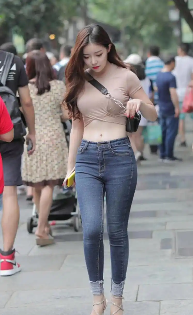极品的牛仔裤美女#日常穿搭# #时尚街拍美女