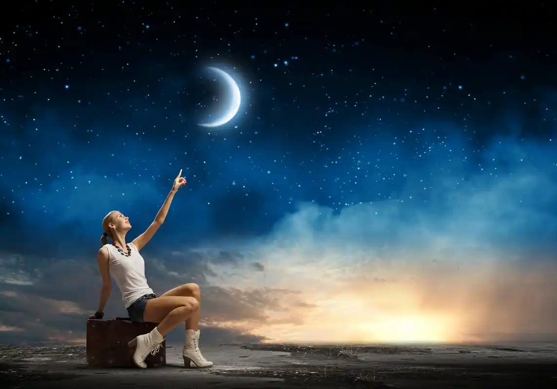 你的灵魂是月光下的风景集市,那里住着许多美丽而忧伤的人.